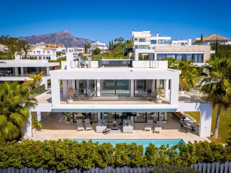 Contemporary luxury villa in a prestigious gated community