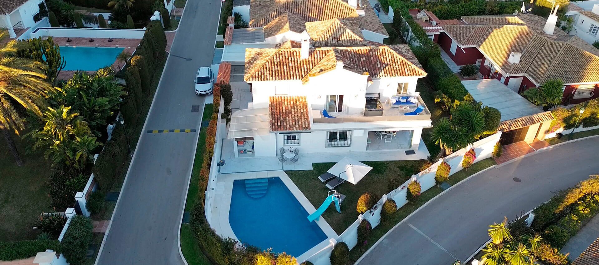 Villa in one of the most privileged areas of Marbella next to the beach