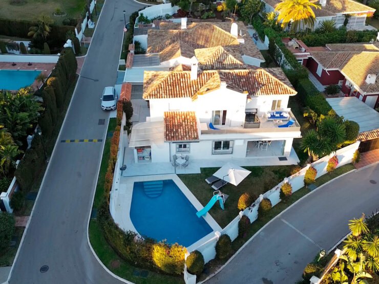 Villa in one of the most privileged areas of Marbella next to the beach