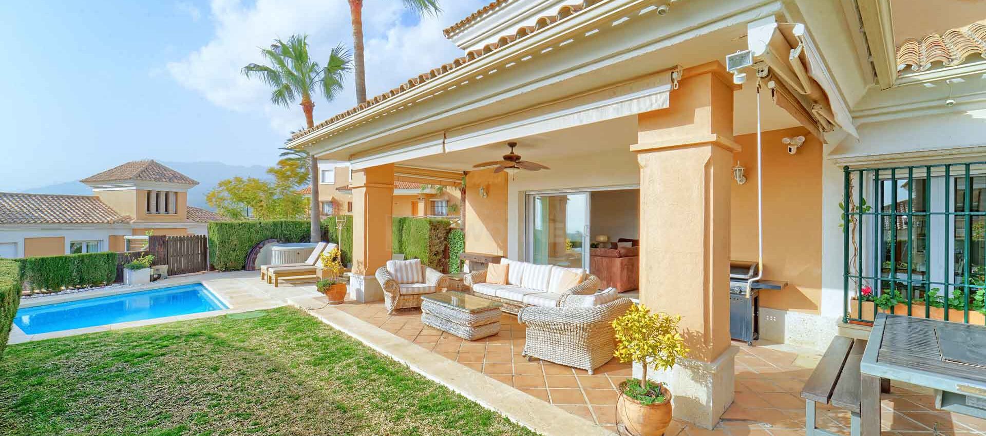 Semi-detached villa in Santa Clara Golf Marbella with sea and golf views