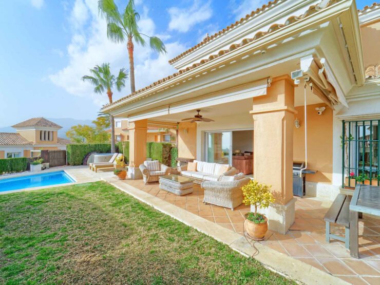 Semi-detached villa in Santa Clara Golf Marbella with sea and golf views
