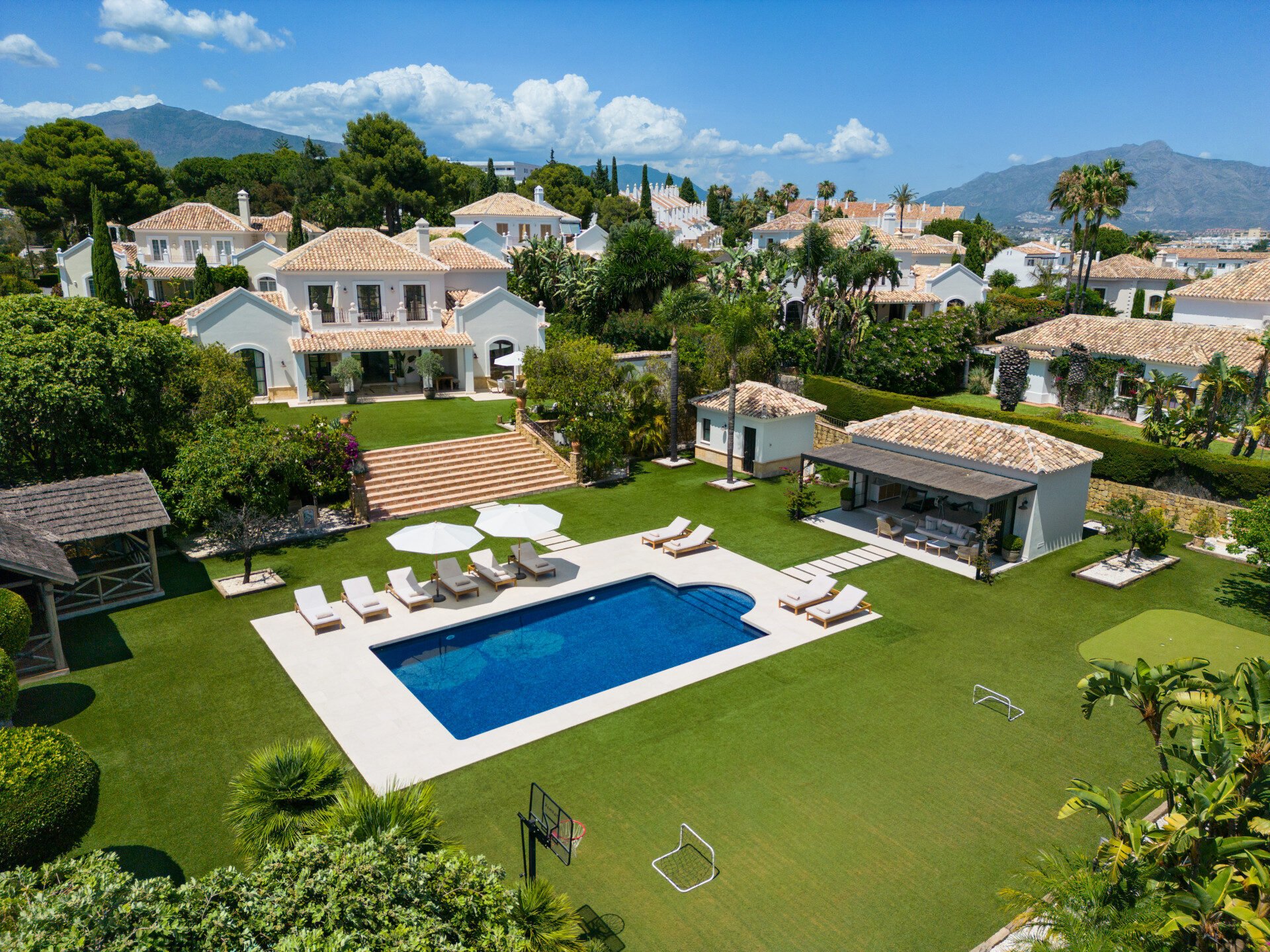 Wunderschöne Villa an der Neuen Goldenen Meile von Marbella mit Meerblick