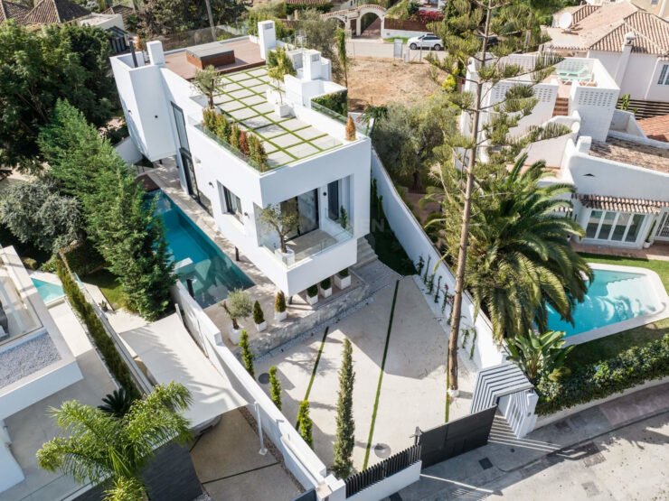 Villa frente al mar con fácil acceso a la playa en la Milla de Oro de Marbella