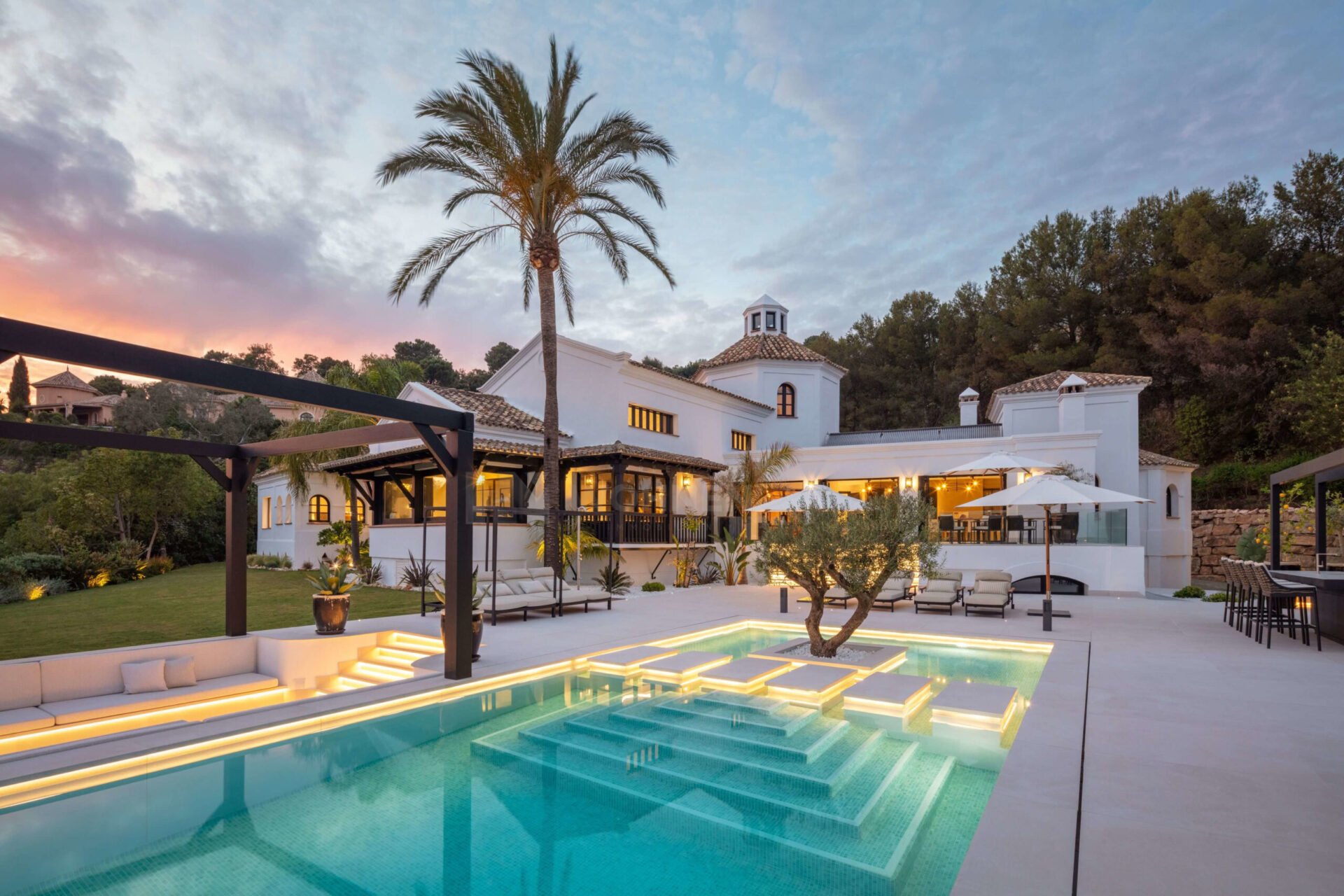 Villa im andalusischen Landhausstil mit Blick auf den Golfplatz, das Meer und die Berge in La Zagaleta