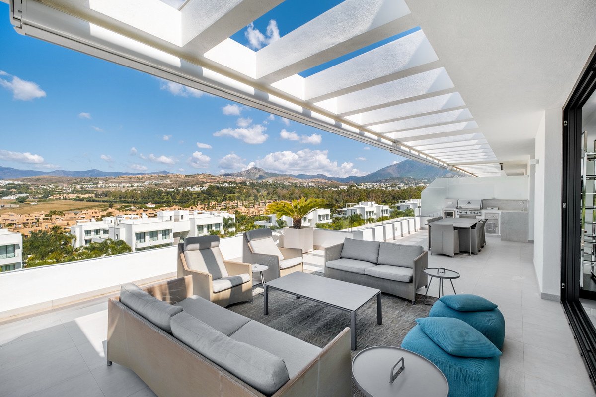 Contemporary penthouse with stunning views of the golf course