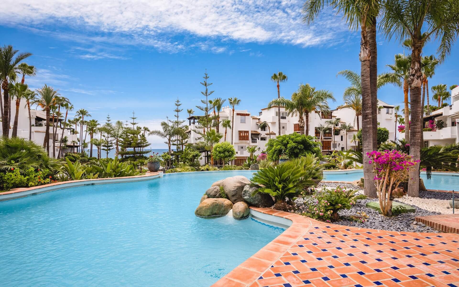 Apartamento de lujo en primera línea de playa Marina Puente Romano Marbella