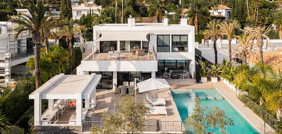 Elegant modern villa on the first line of the Las Brisas golf course