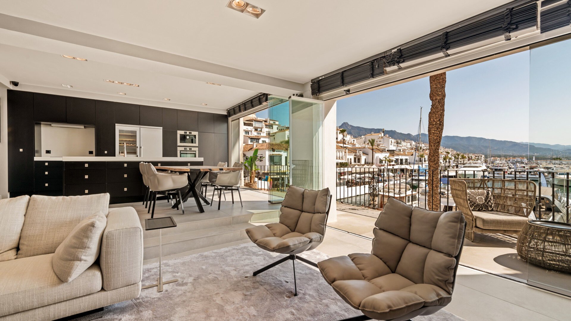 Impresionante apartamento moderno en primera línea en Puerto Banús con espectaculares vistas al mar y a la montaña