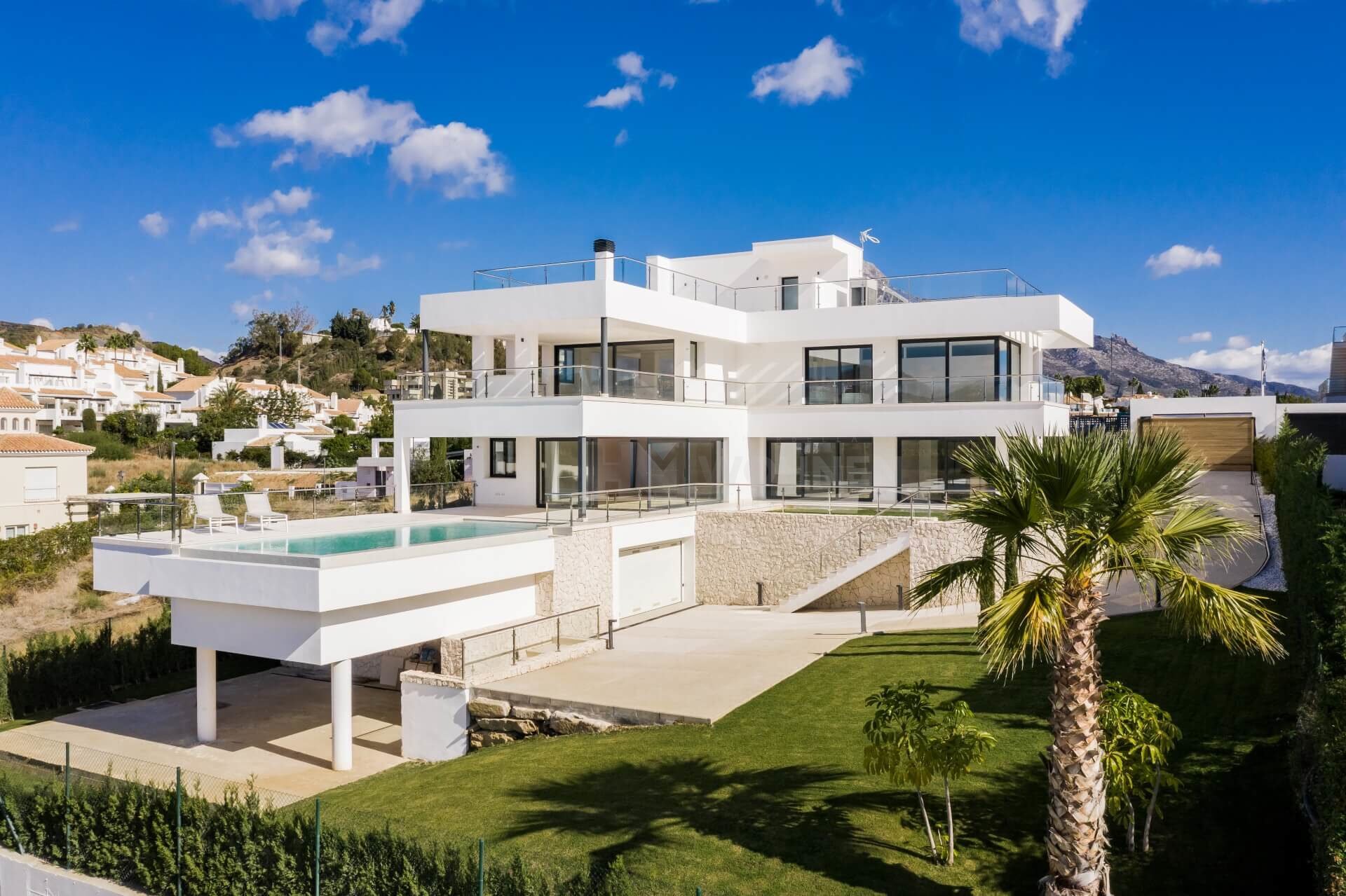 Contemporary style villa with beautiful sea views