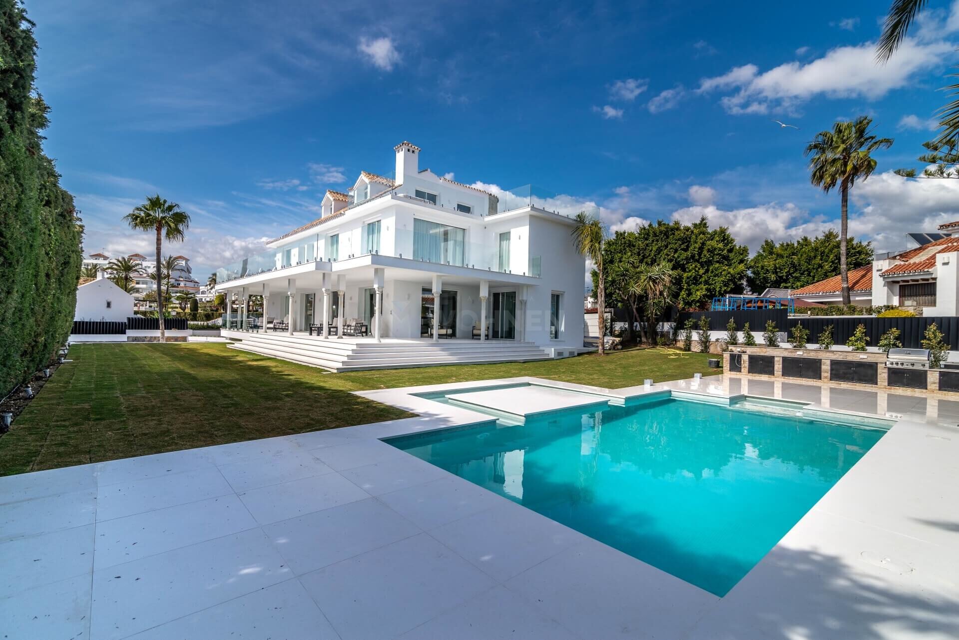 Impressive villa with sea views just a few minutes’ walk from Puerto Banús