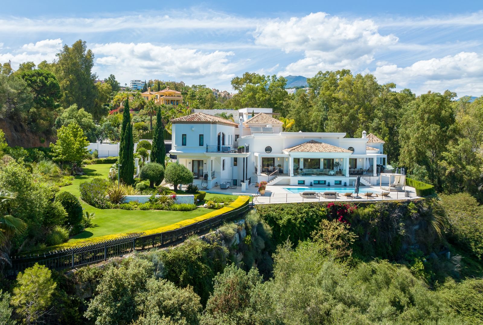 Beautiful large family villa located in La Quinta Marbella