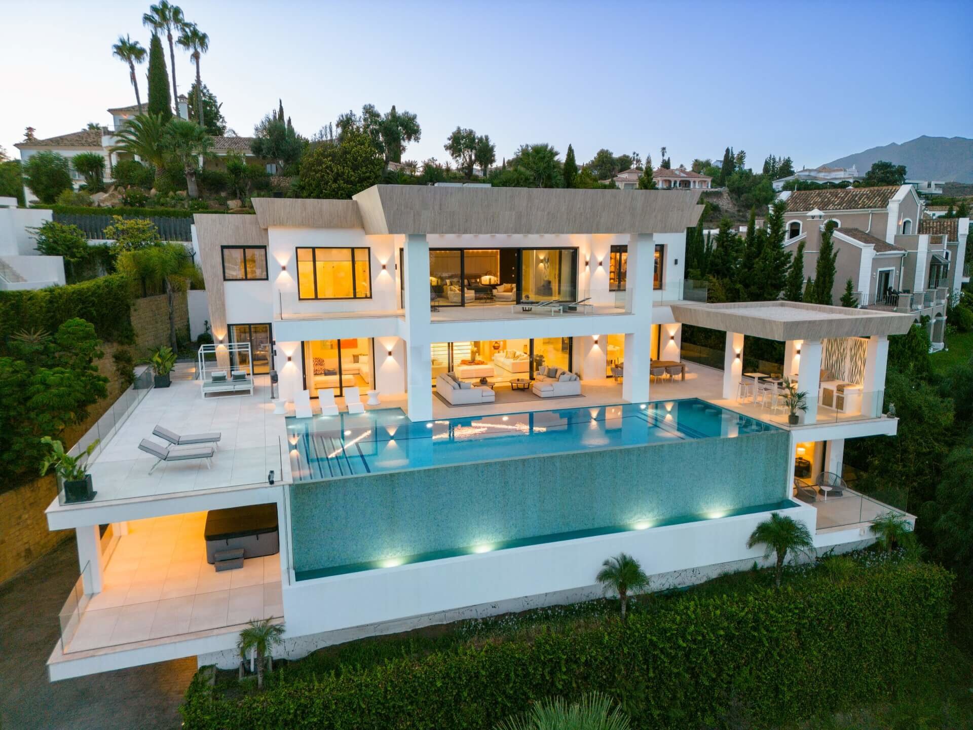 REAL ESTATE – MARBELLA WOHNEN – Property of the month September 2023 – Welcome to a stunning Modern luxury villa with breathtaking panoramic views of the coast and the Mediterranean