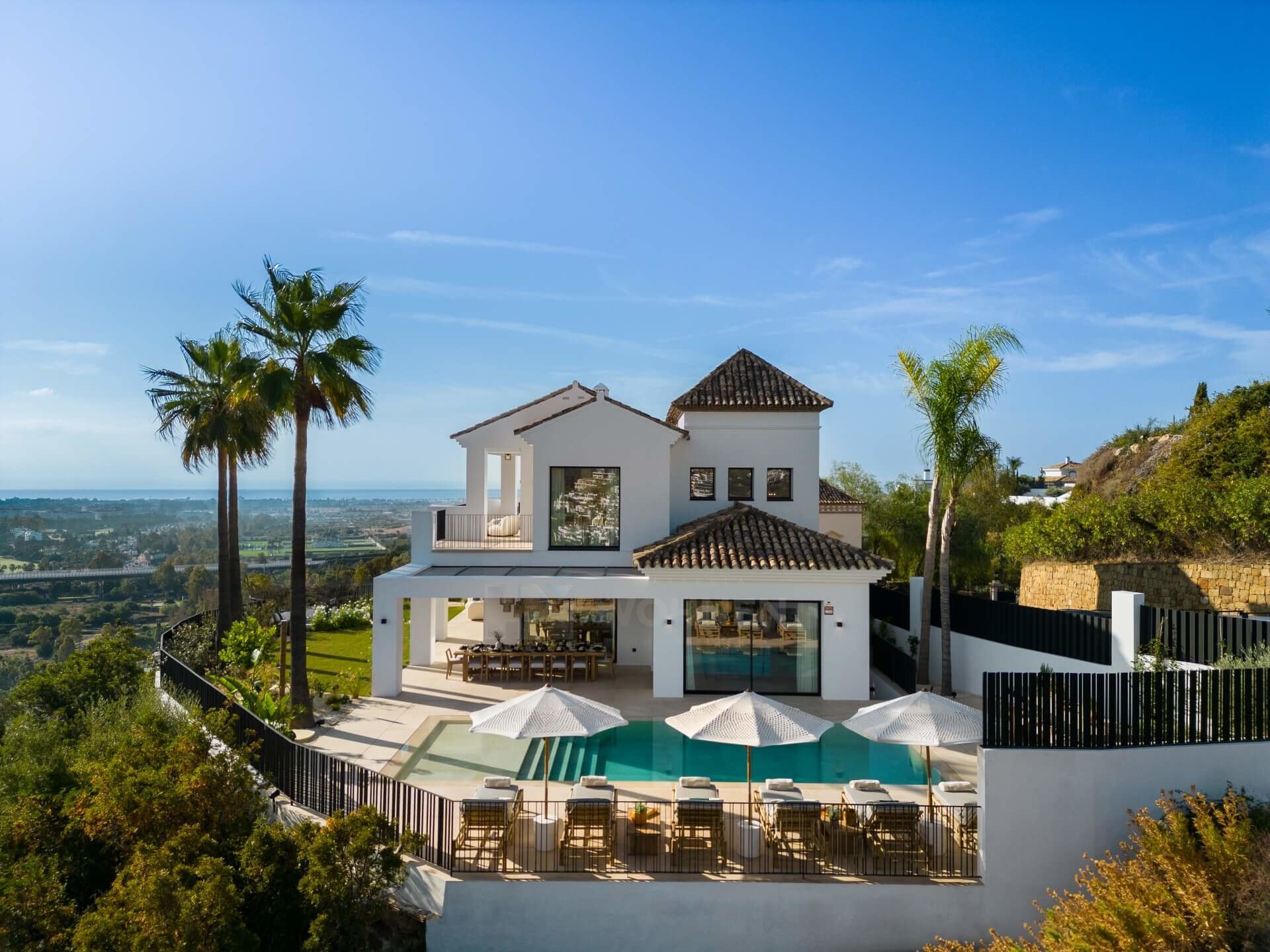 REAL ESTATE – MARBELLA WOHNEN – Property of the month October 2023 – Luxury villa at its finest with stunning views of the Mediterranean in the famous enclave of La Quinta in Benahavís