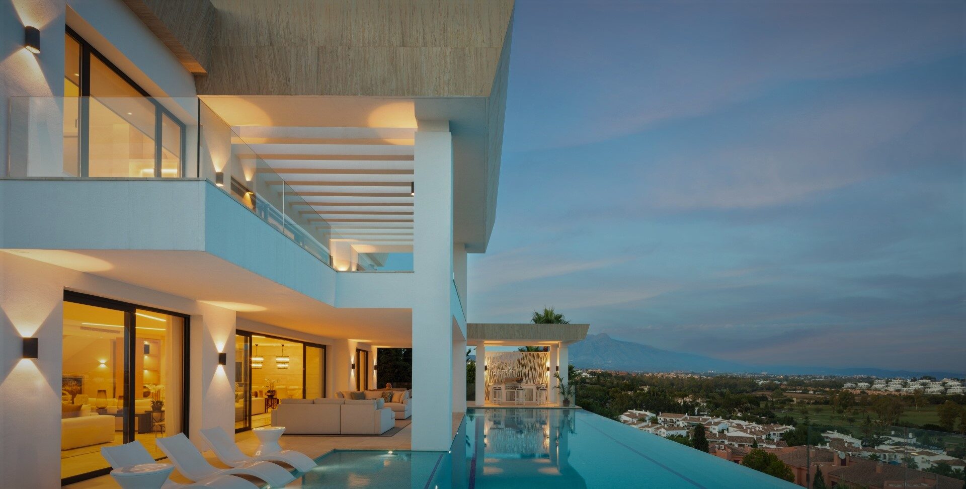 Villa moderna con impresionantes vistas panorámicas de la costa y el Mediterráneo.