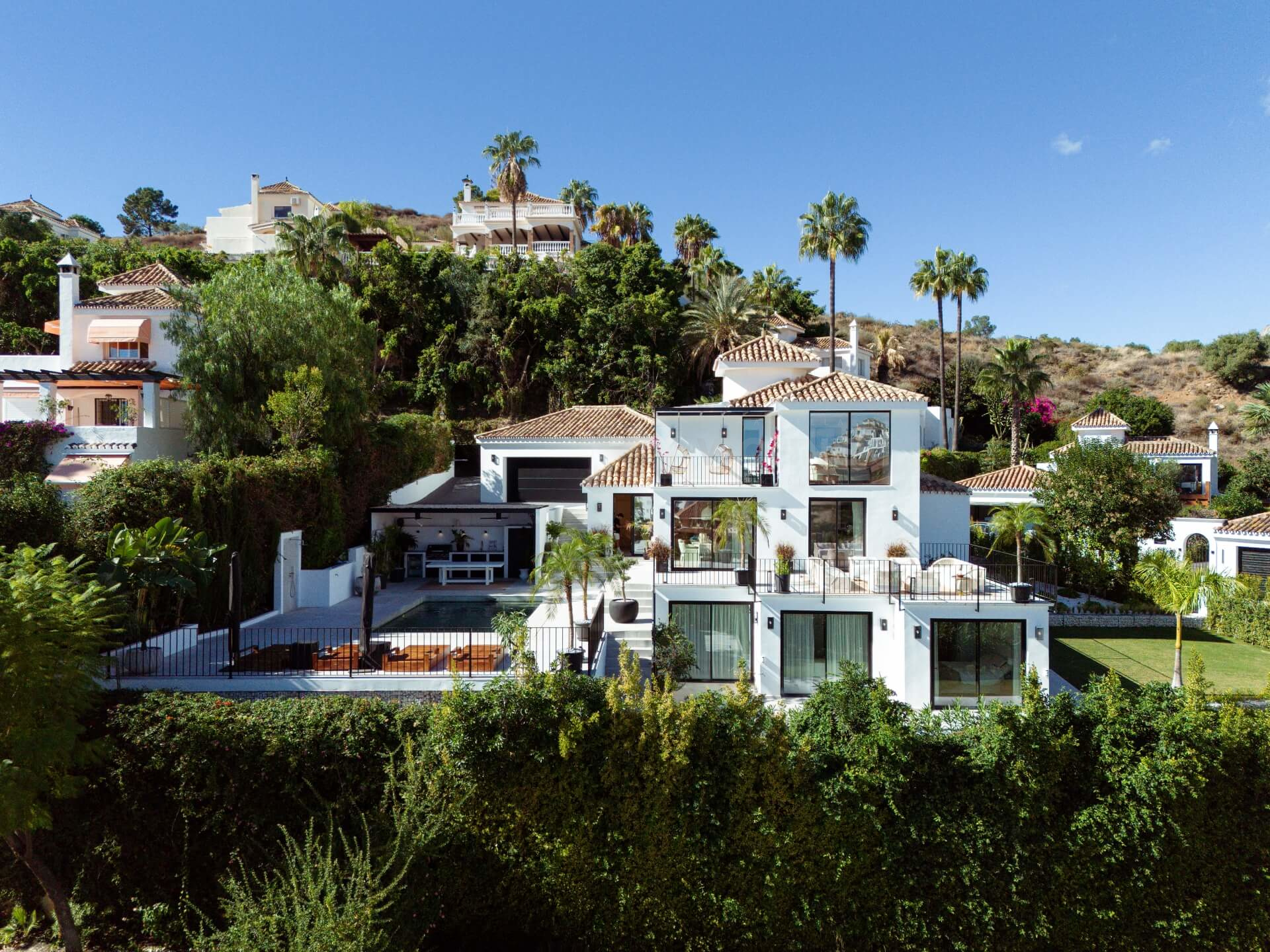 Contemporary villa with breathtaking views of Nueva Andalucia & the sea