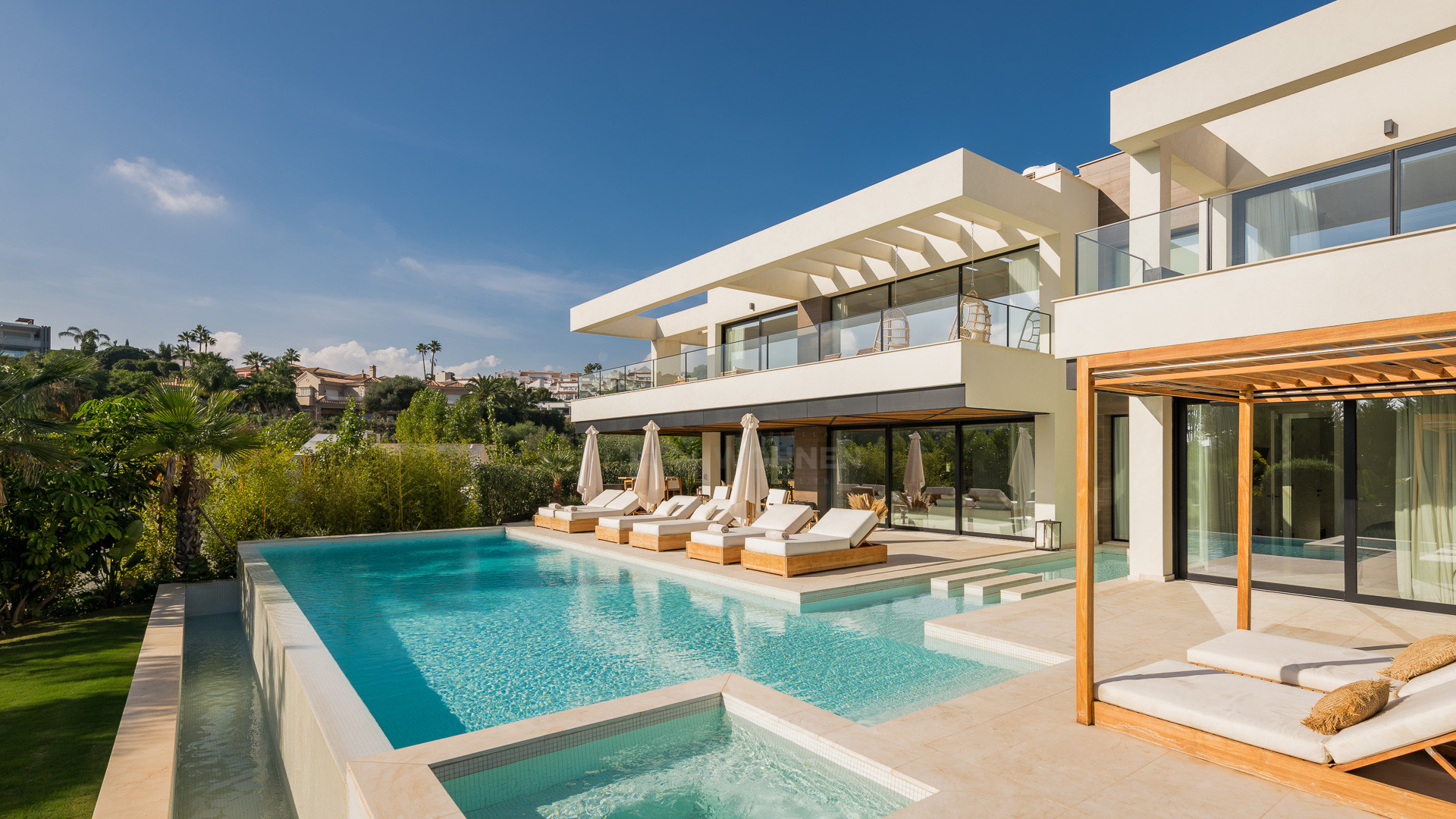 Contemporary luxury villa villa in La Cerquilla, Nueva Andalucia