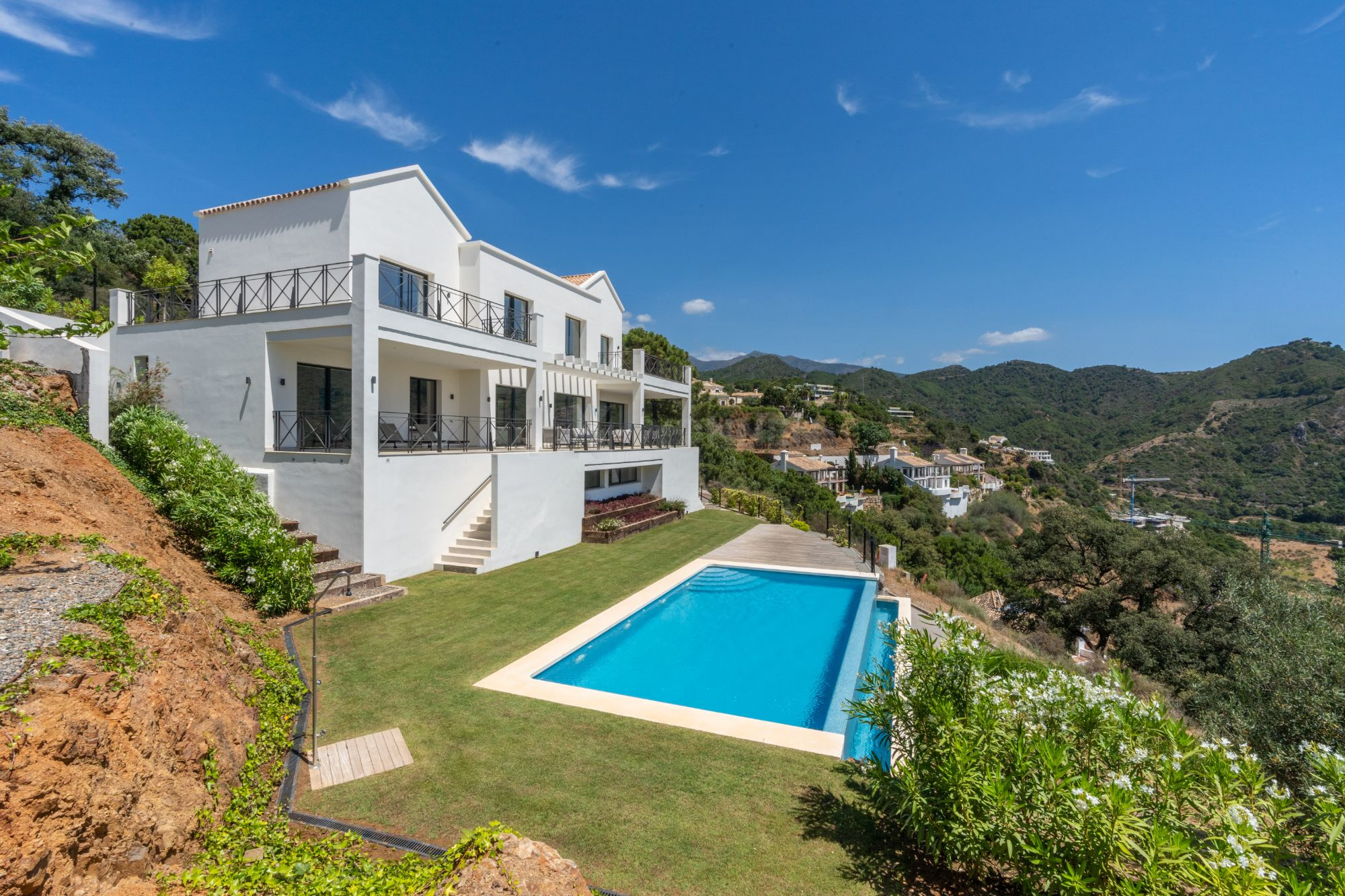Contemporary Andalusian style villa with fantastic mountain and sea views