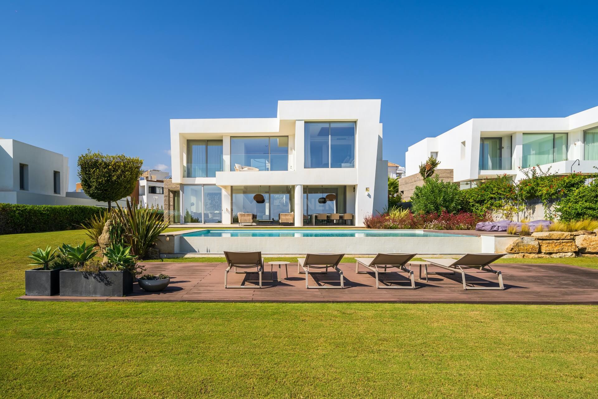Magnificent villa with panoramic views of the sea and the Santa Clara golf course