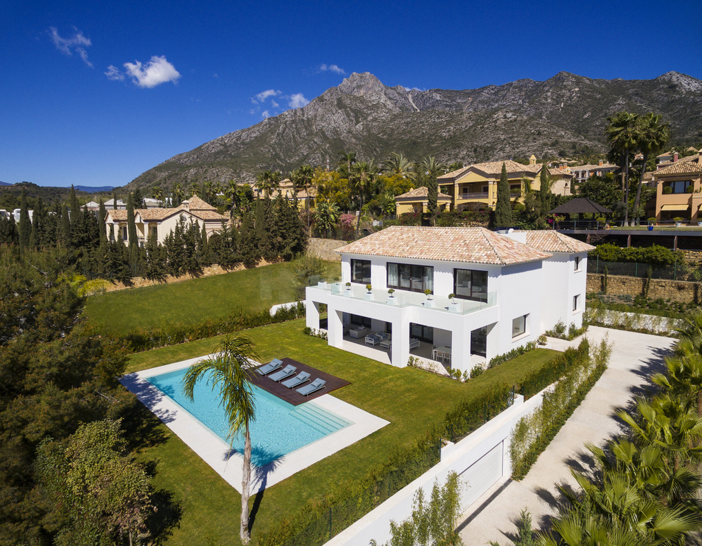 Modern elegance and practical luxury on the famous Golden Mile of Marbella