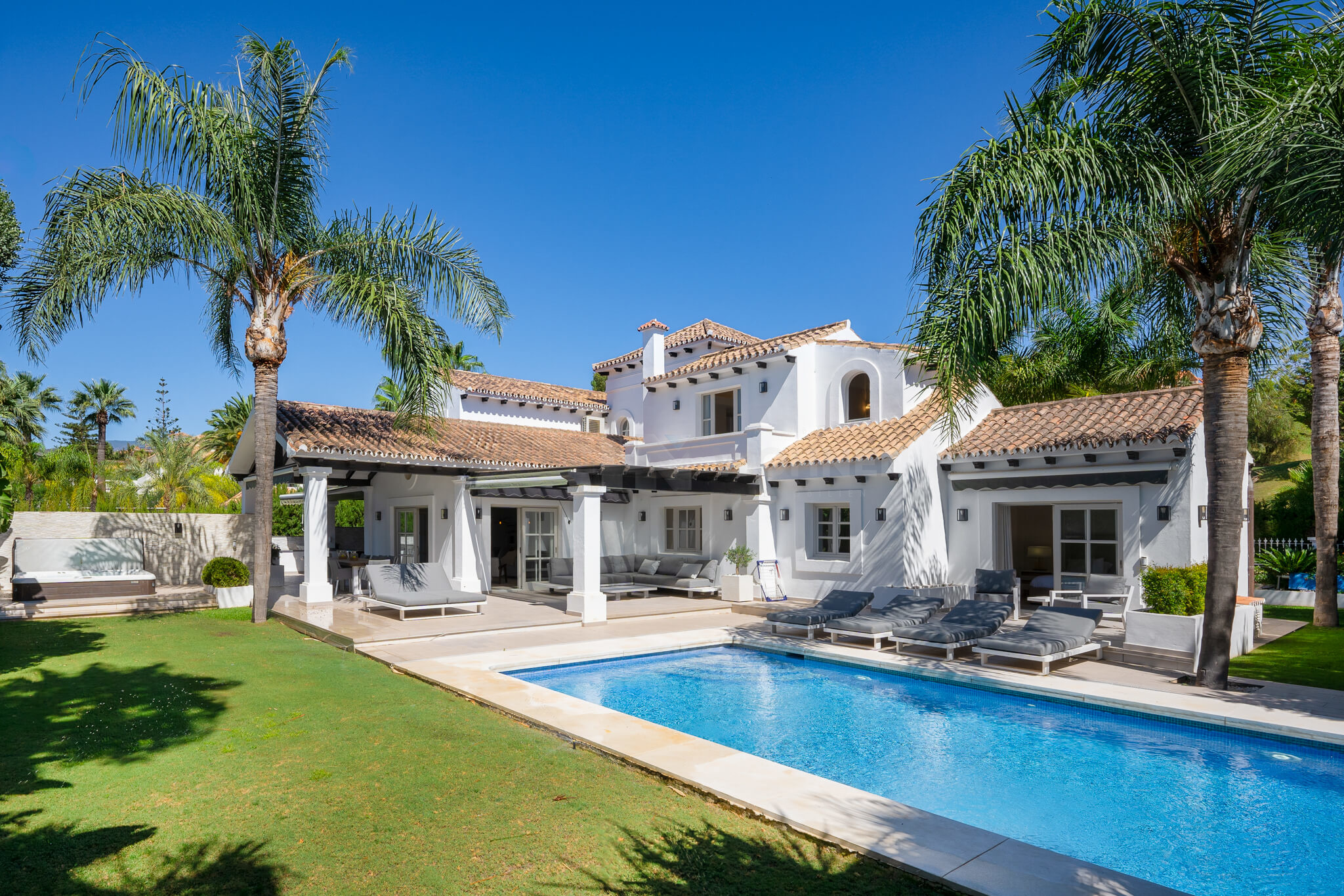 Luxurious stunning villa in Los Naranjos, Nueva Andalucia