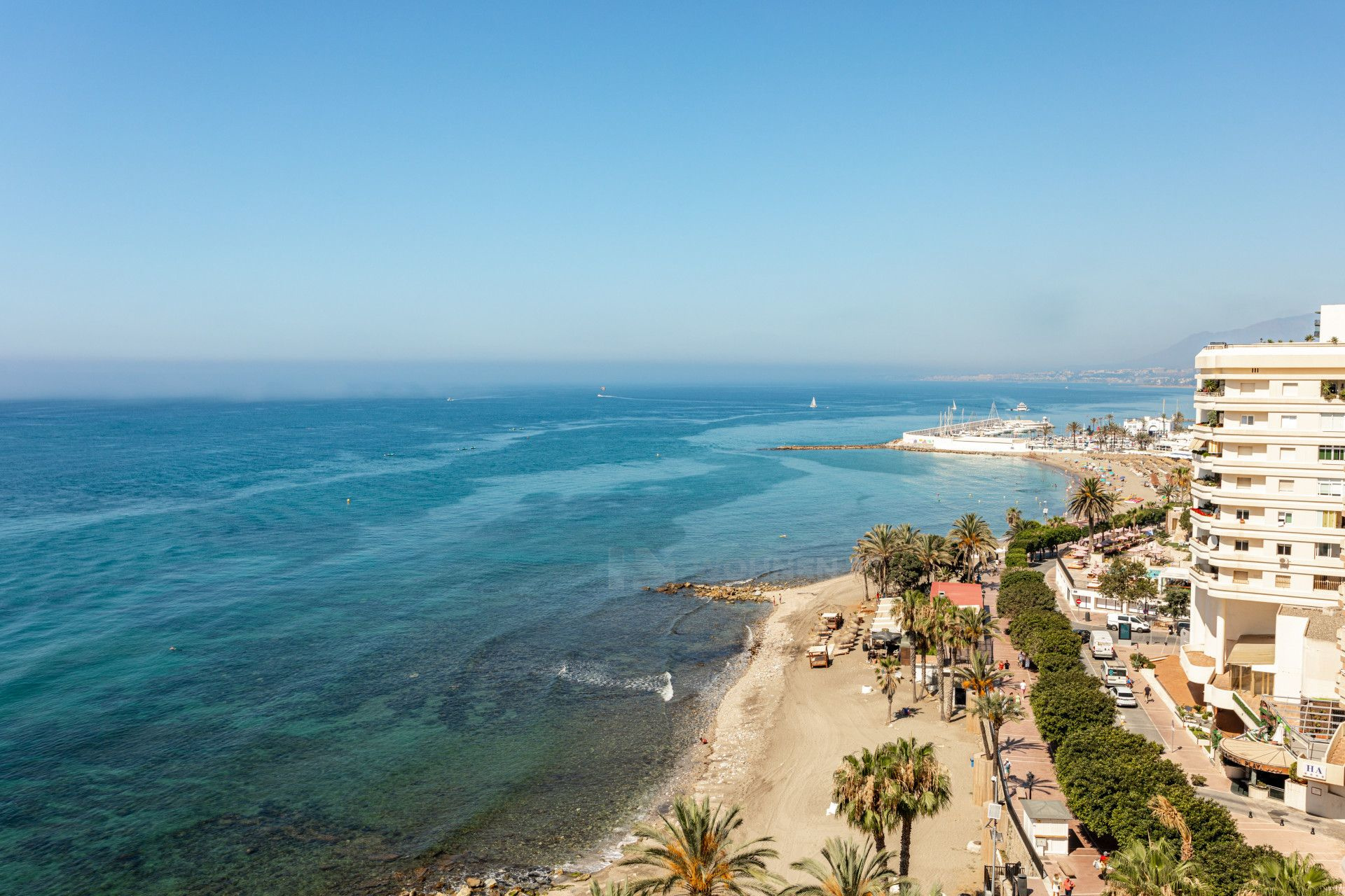 Apartment in erster Strandlinie im Zentrum von Marbella mit atemberaubendem Blick auf das Meer