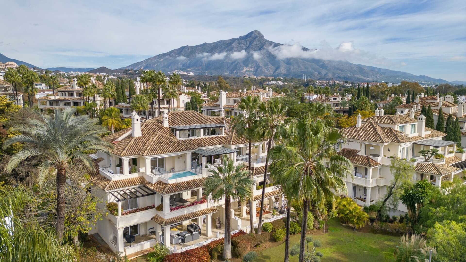 Stunning duplex penthouse in the heart of Golf Valley