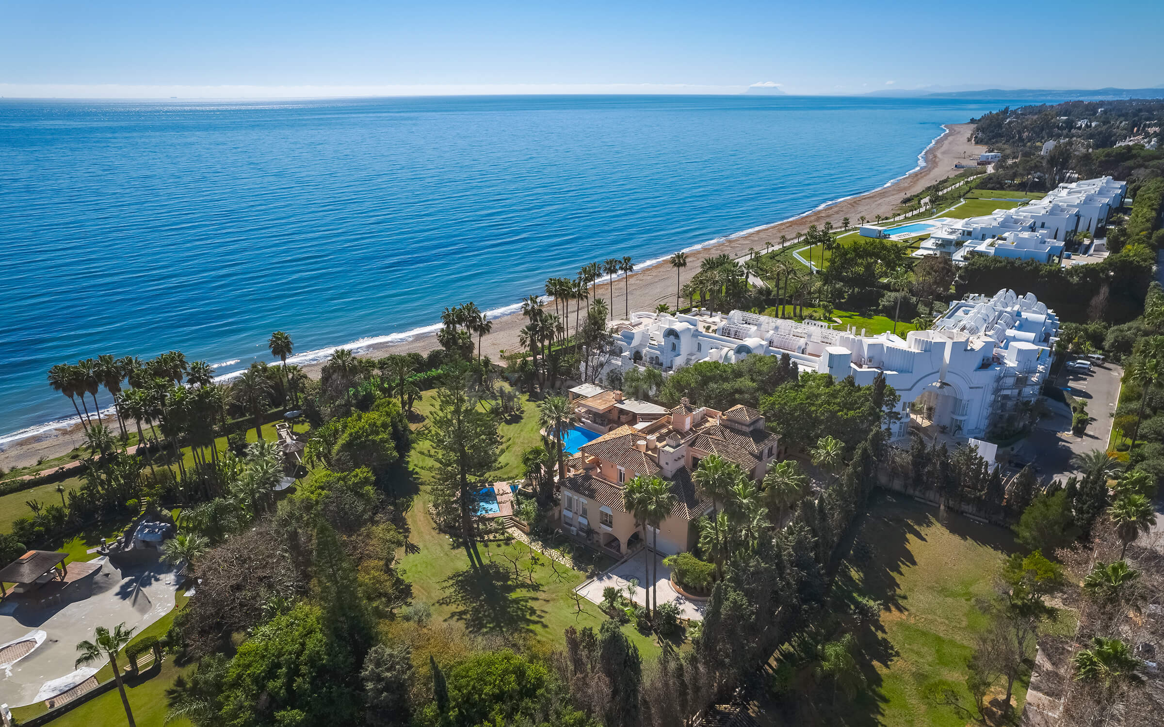Elegant beachfront mansion on the new golden mile