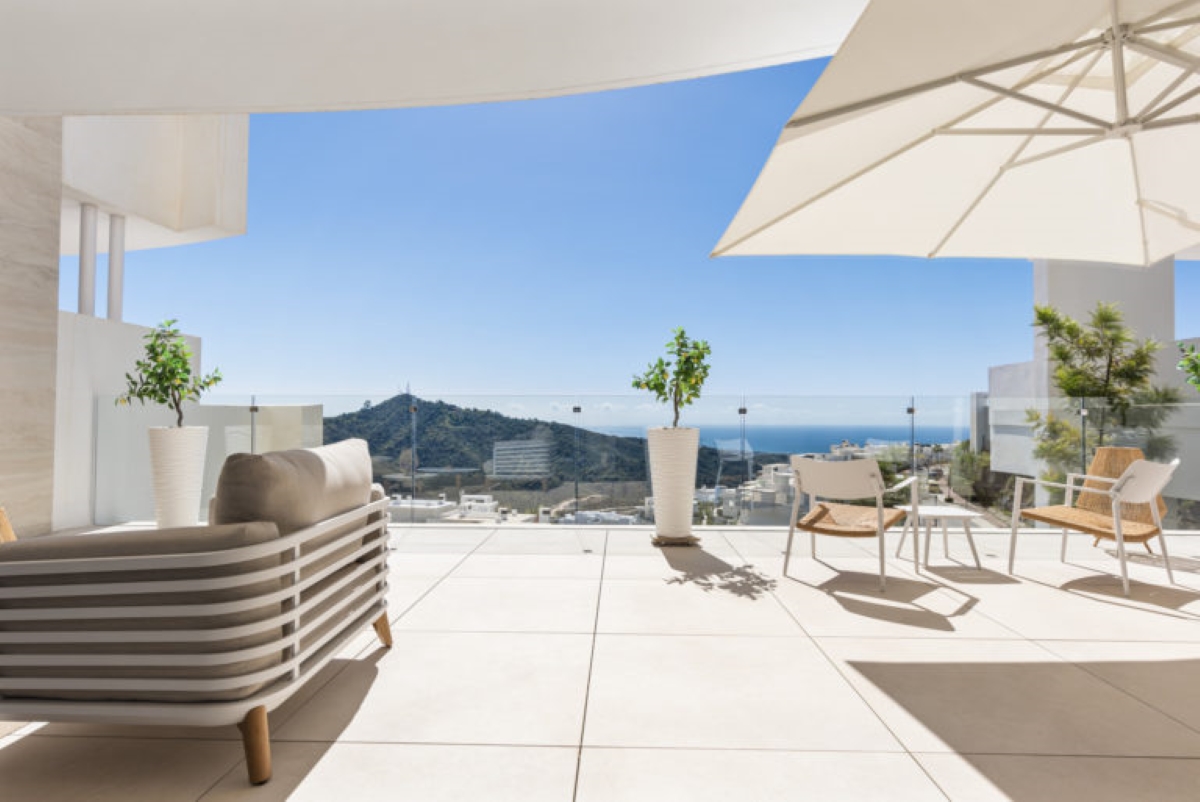 Beautiful modern ground floor apartment with panoramic sea views