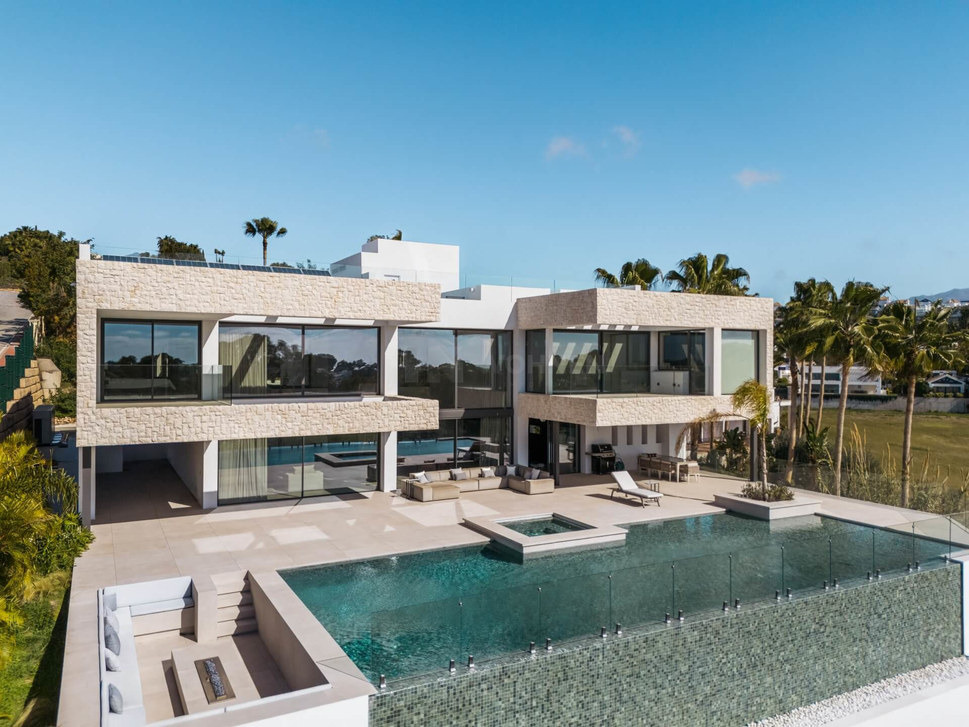 Moderne Luxusvilla mit Panoramablick auf den Golfplatz und das Meer