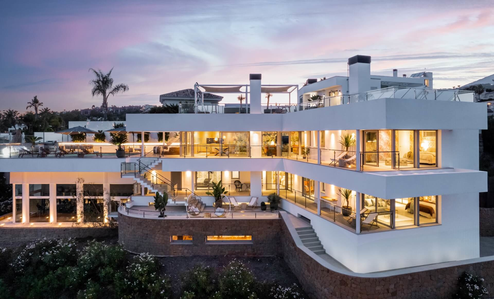 Wunderschöne moderne Villa mit Panoramablick auf das Meer, die Berge und den Golfplatz