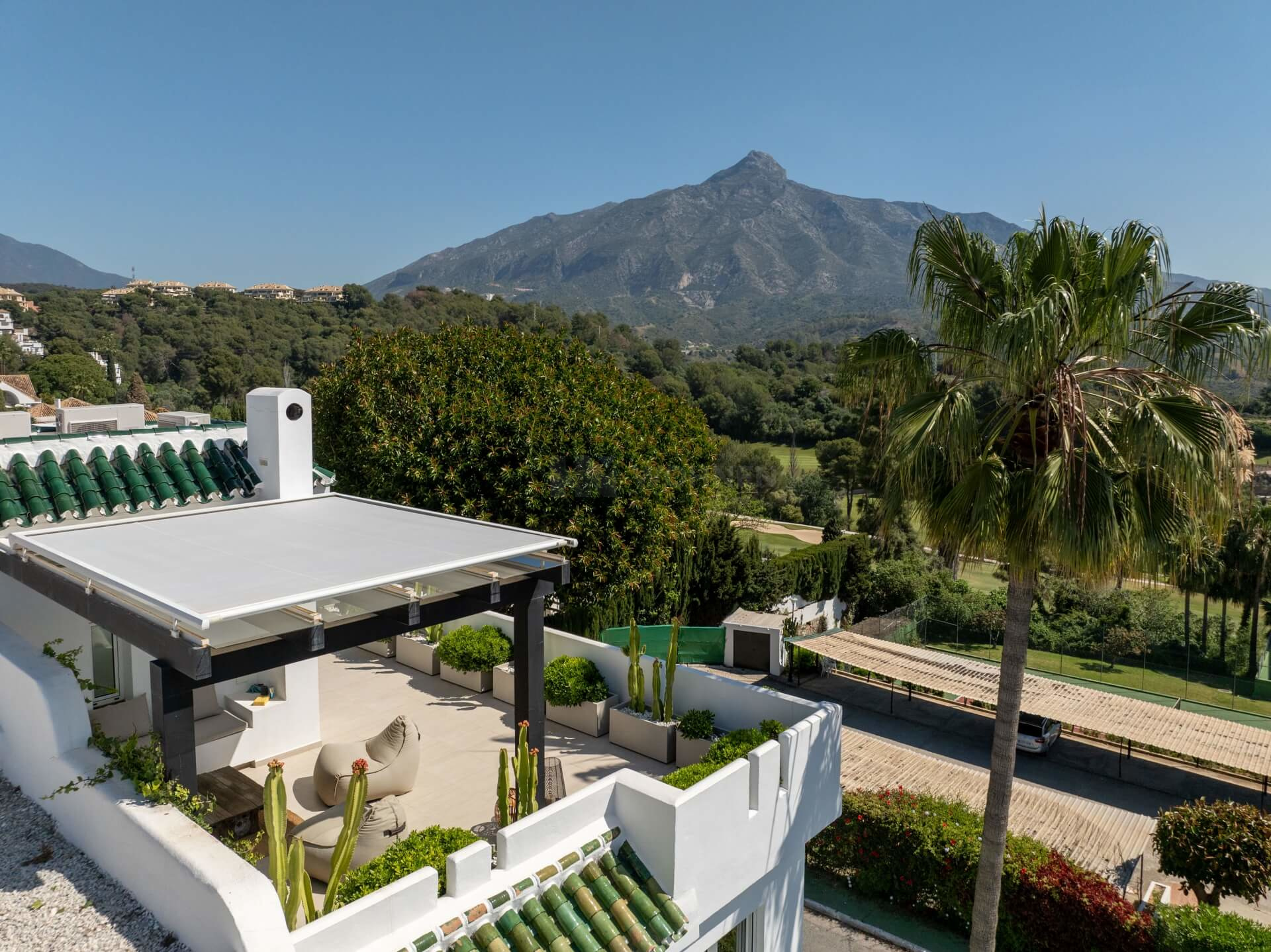 Townhouse with incredible views and a prime location in Nueva Andalucia