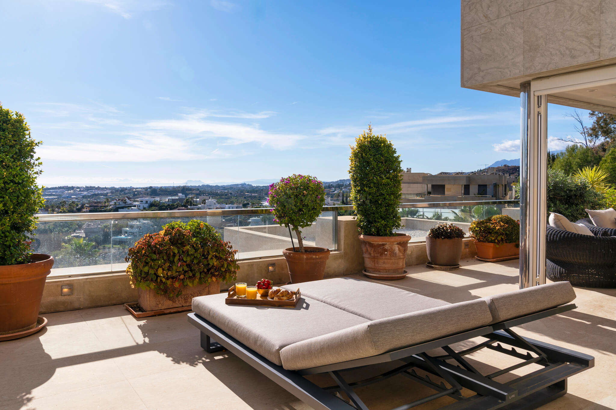 Geräumiges Apartment mit Panoramablick in Nueva Andalucia