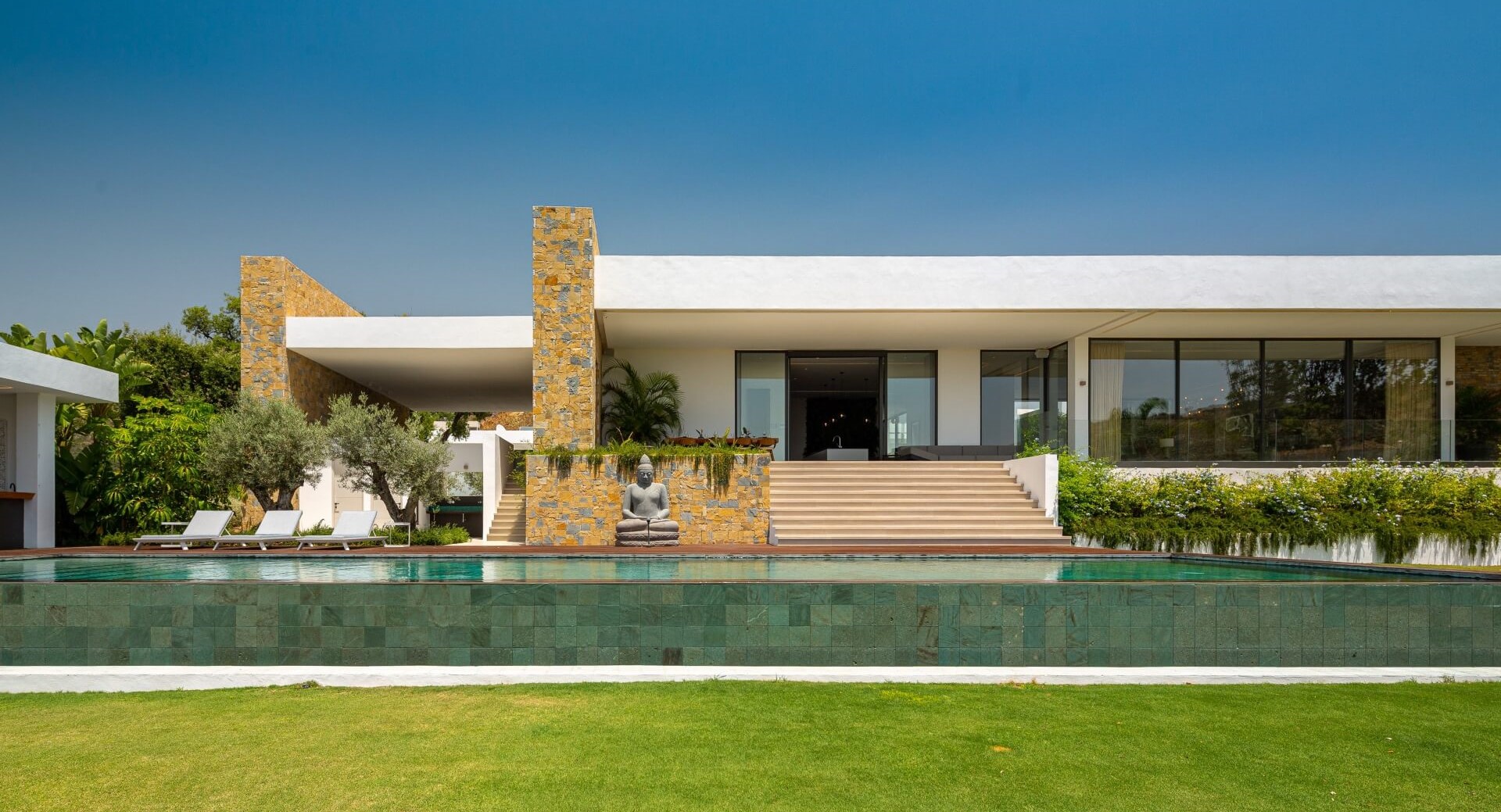 Modernes Herrenhaus auf einer Ebene im Marbella Club Golf Resorts