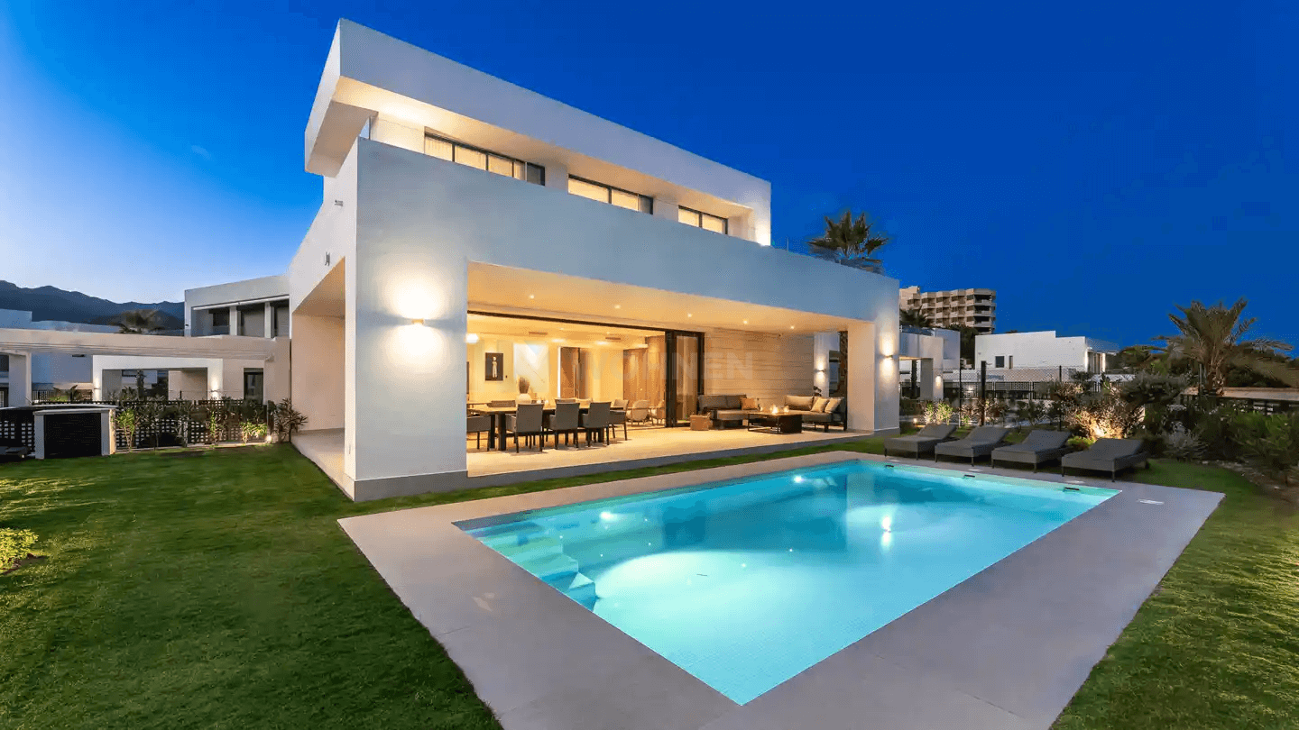 Villa de diseño moderno con vistas al mar en Marbella