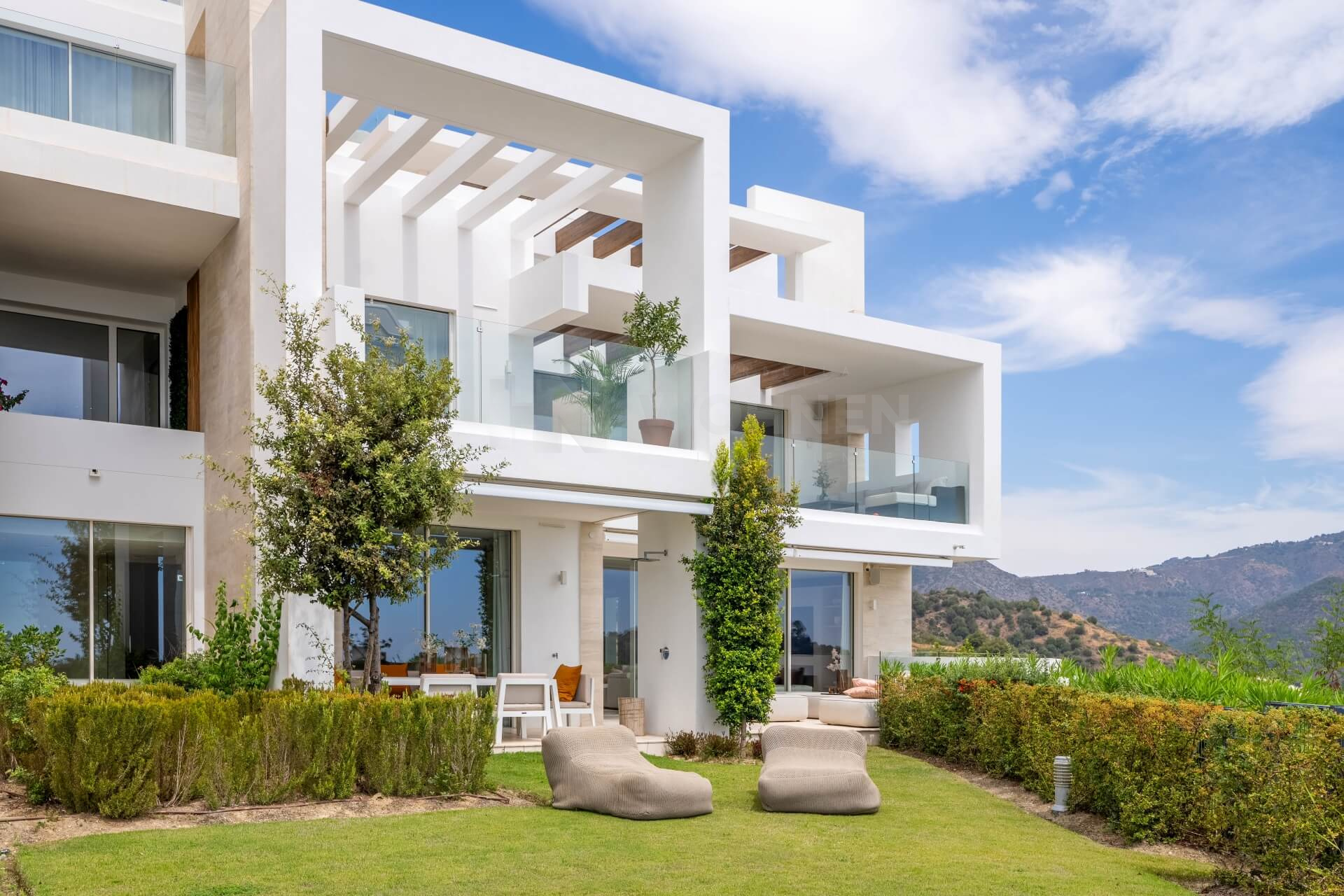 Luxuriöse Erdgeschosswohnung mit Panoramablick auf das Meer