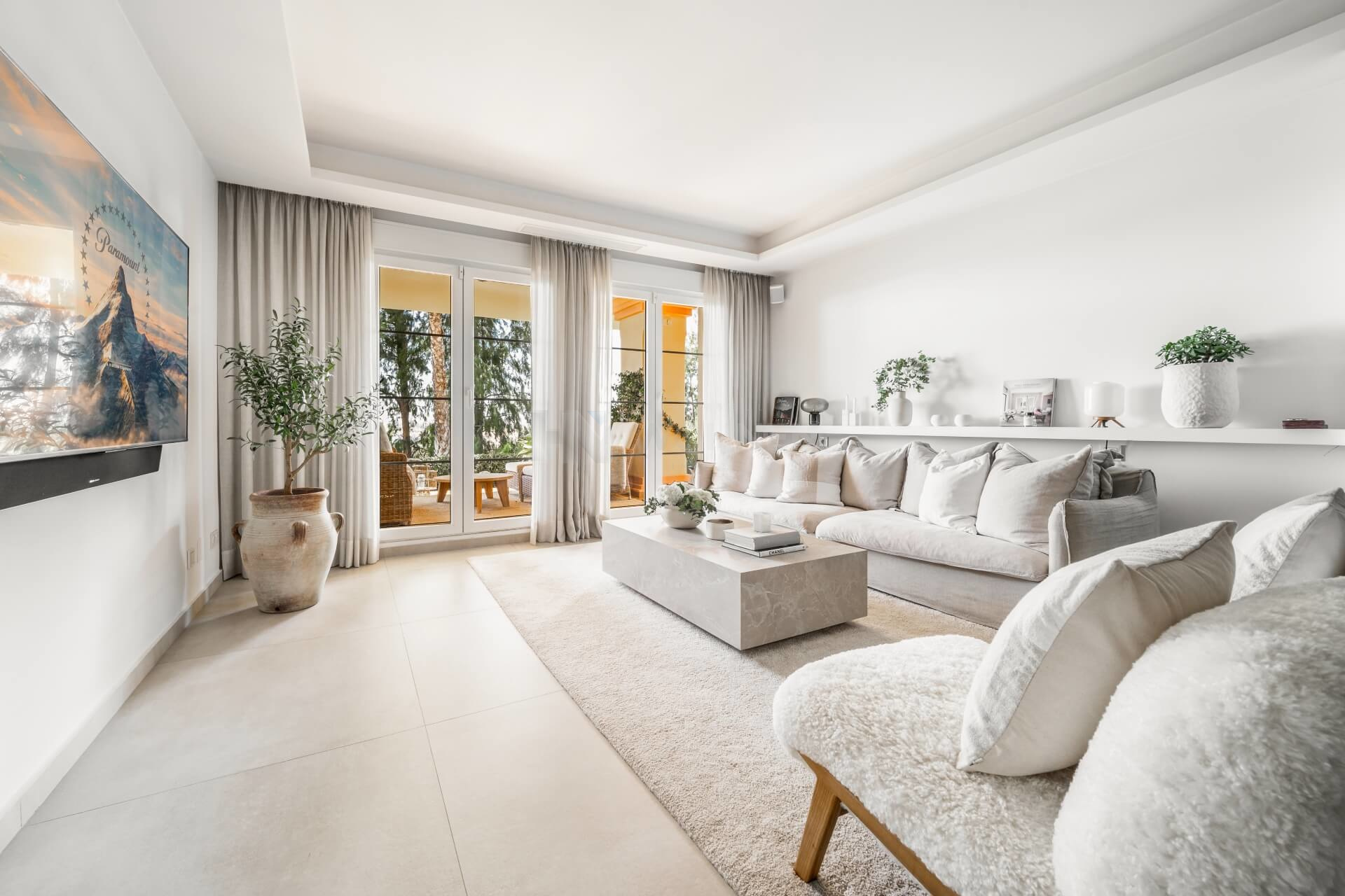 Amplio apartamento en el corazón de una de las zonas más deseadas de Marbella, Nueva Andalucía.