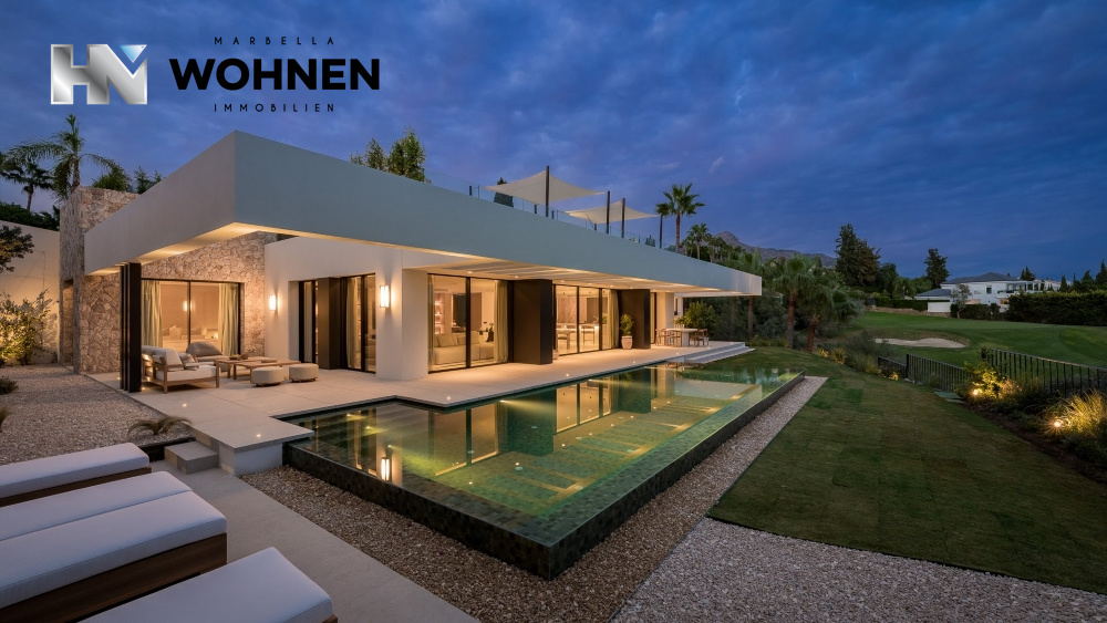 IMMOBILIEN – MARBELLA WOHNEN – Immobilie des Monats Oktober 2024 – Außergewöhnliche moderne Luxusvilla in erster Golflinie mit Blick auf Marbellas berühmtes Golftal Los Naranjos Golf