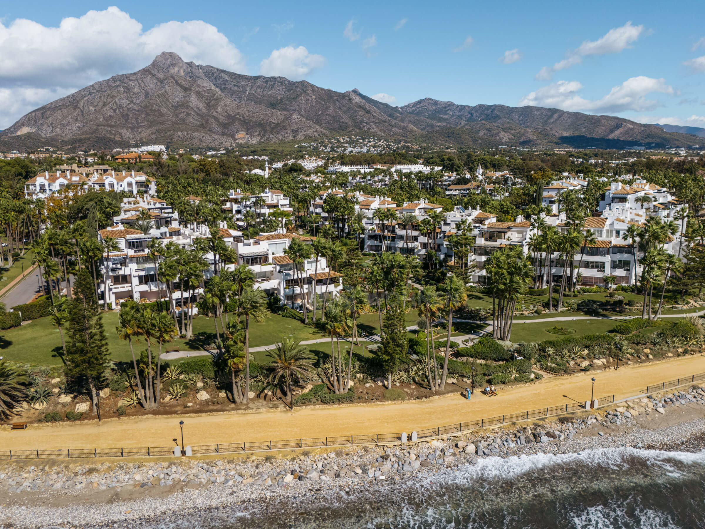 Apartamento de lujo en primera línea de playa Marina Puente Romano Marbella