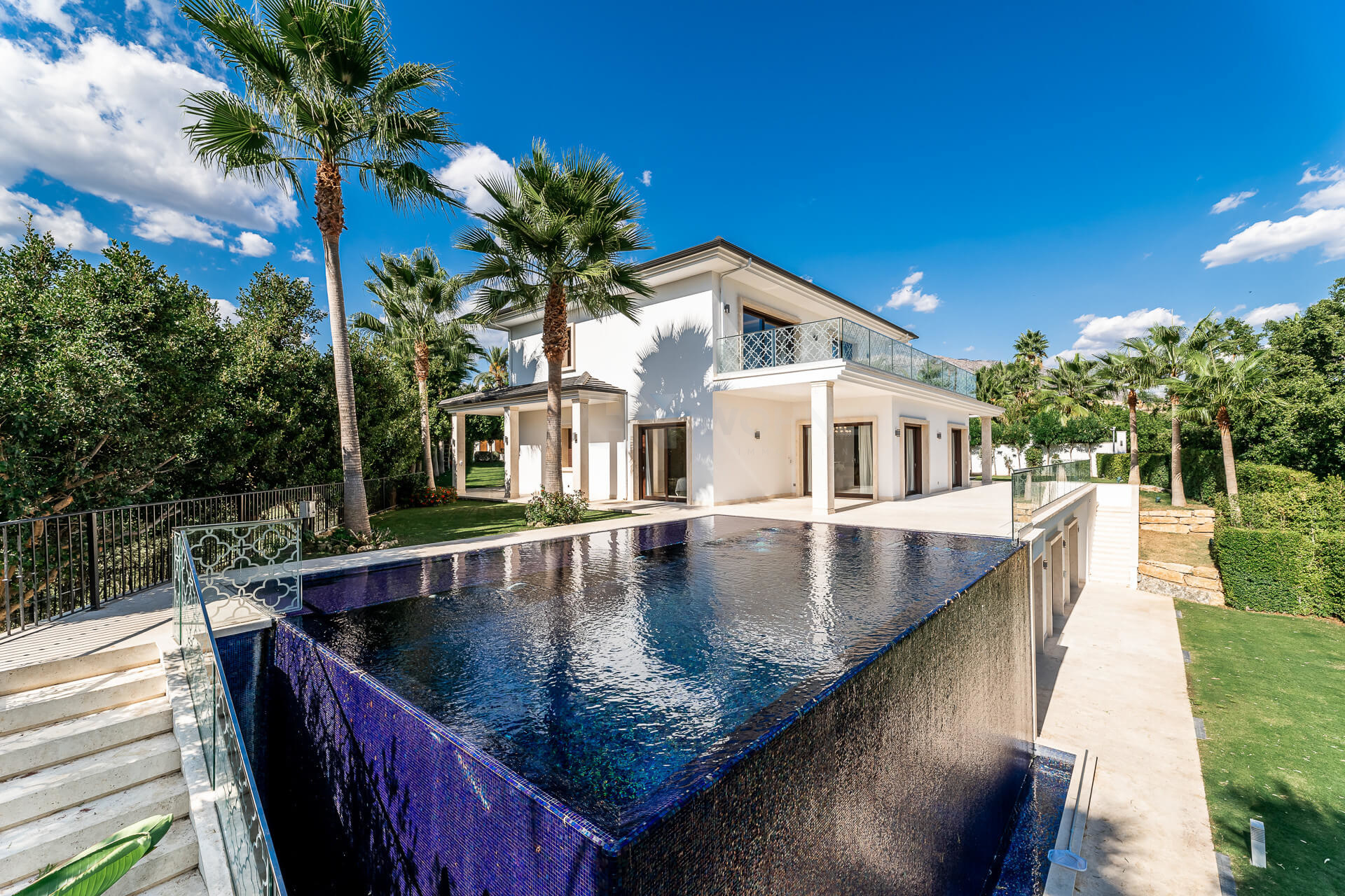 Luxury villa on the first line of golf in the heart of Nueva Andalucia