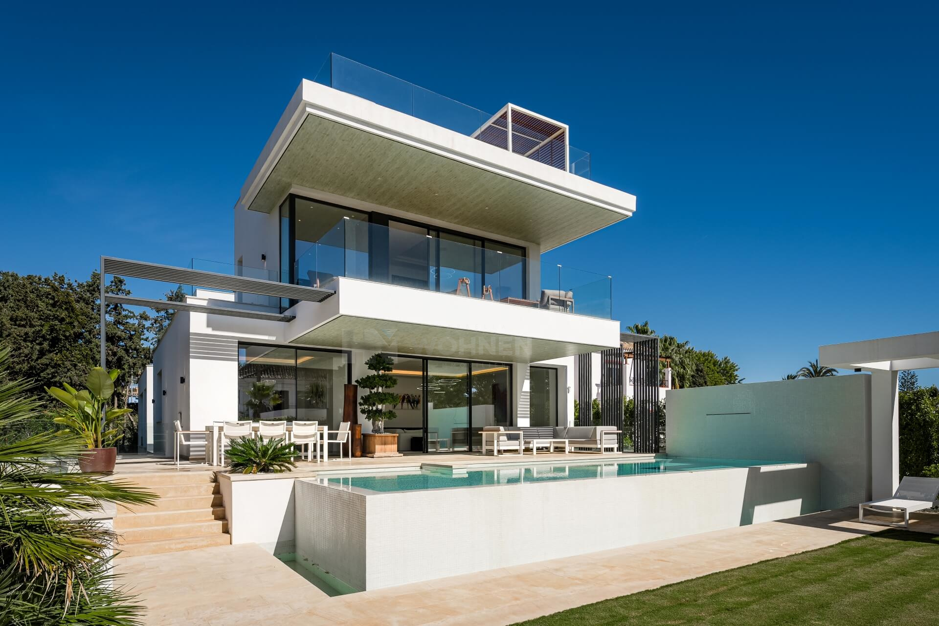 Atemberaubende zeitgenössische Villa an der neuen Goldenen Meile am Strand