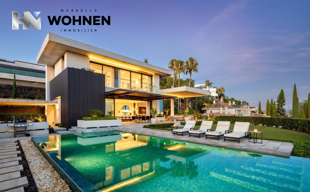 REAL ESTATE – MARBELLA WOHNEN – Property of the month November  2024 – Exclusive contemporary villa with amazing sea views across the Mediterranean Sea to Gibraltar and North Africa