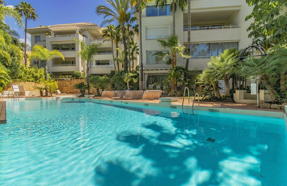 Large luxury penthouse with sea views in the Golden Mile Marbella