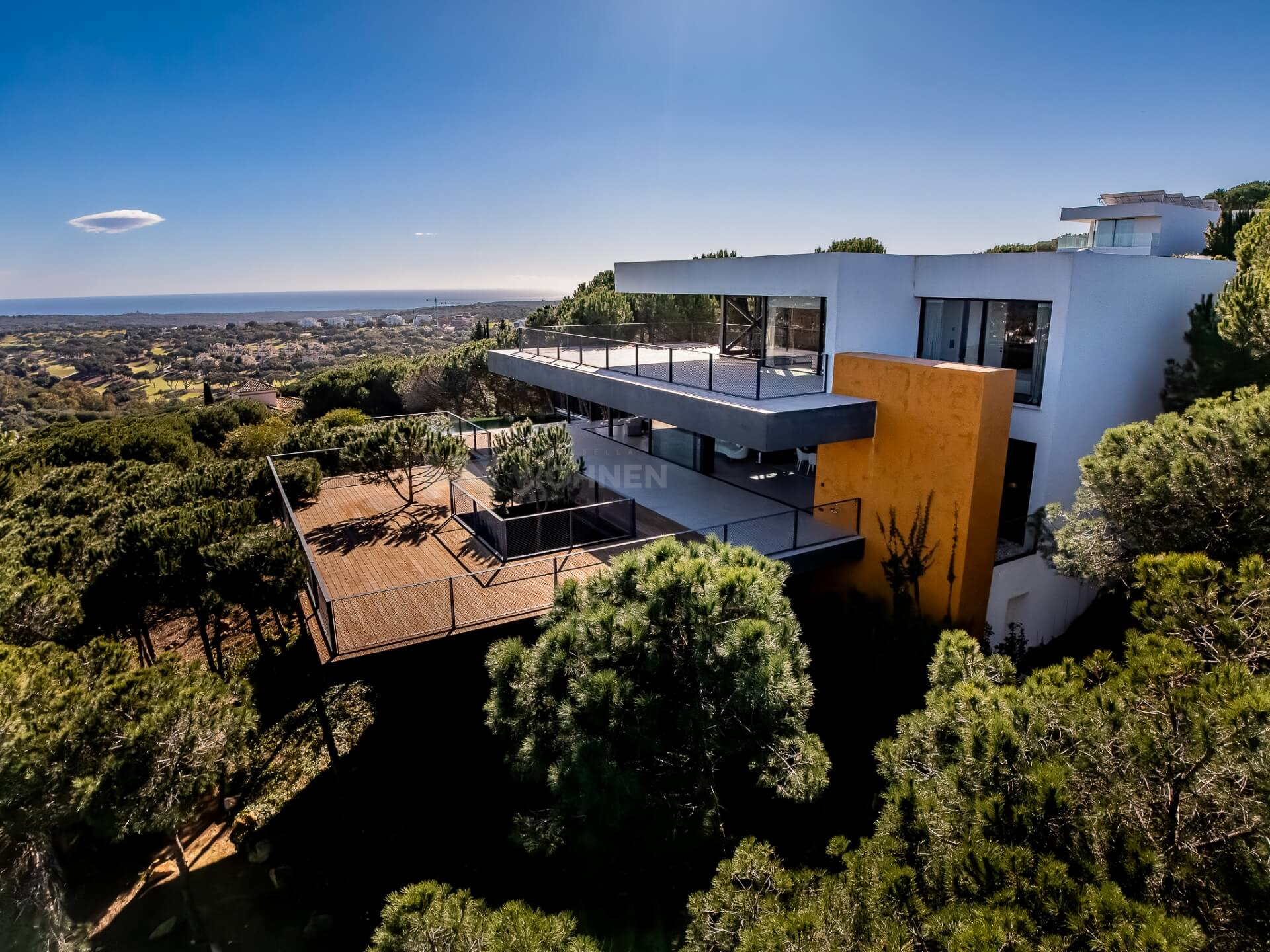 Moderne Architekturvilla mit freiem Blick auf das Meer und den Golfplatz