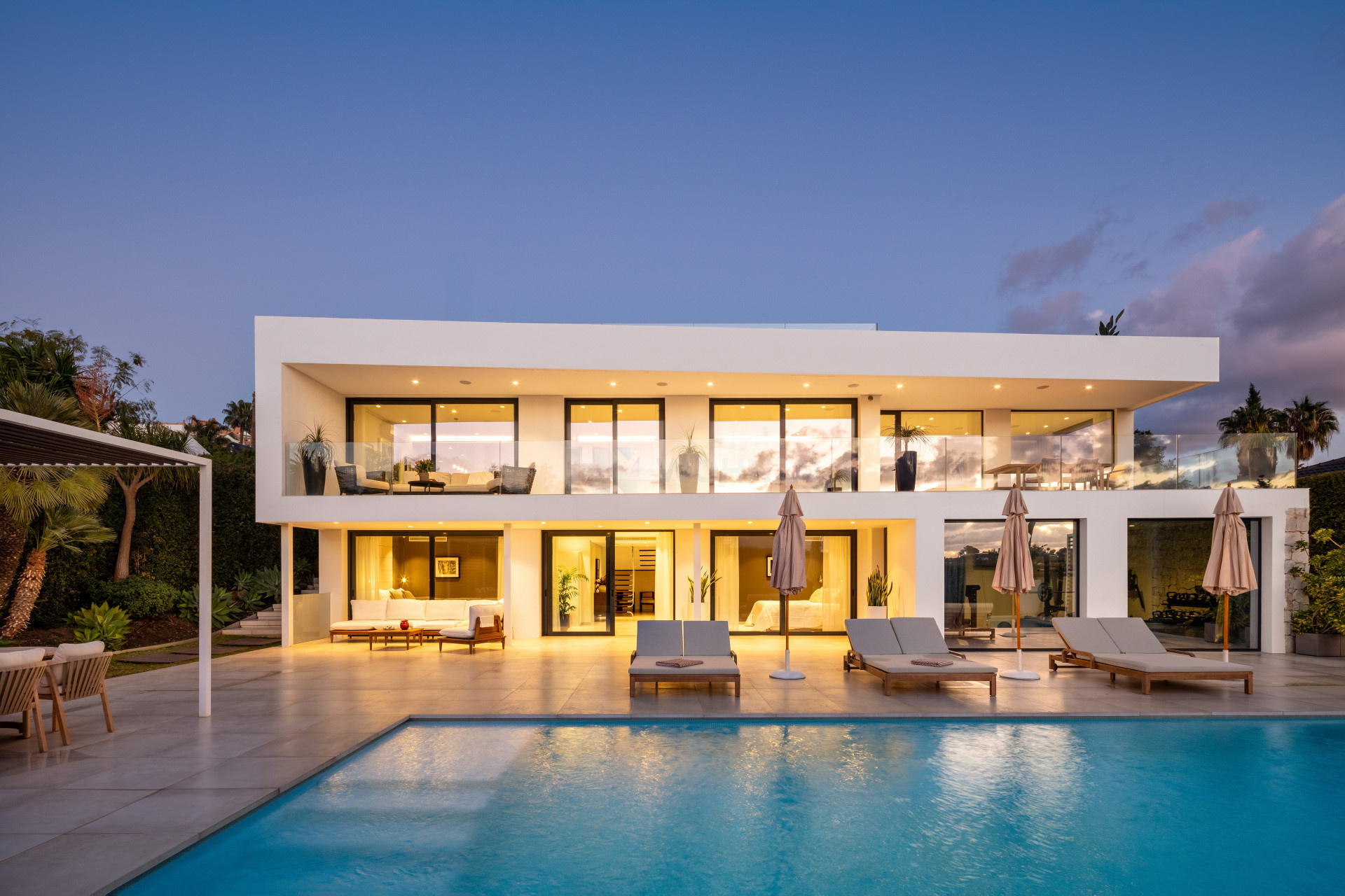 Modern frontline golf villa located in the heart of Nueva Andalucía