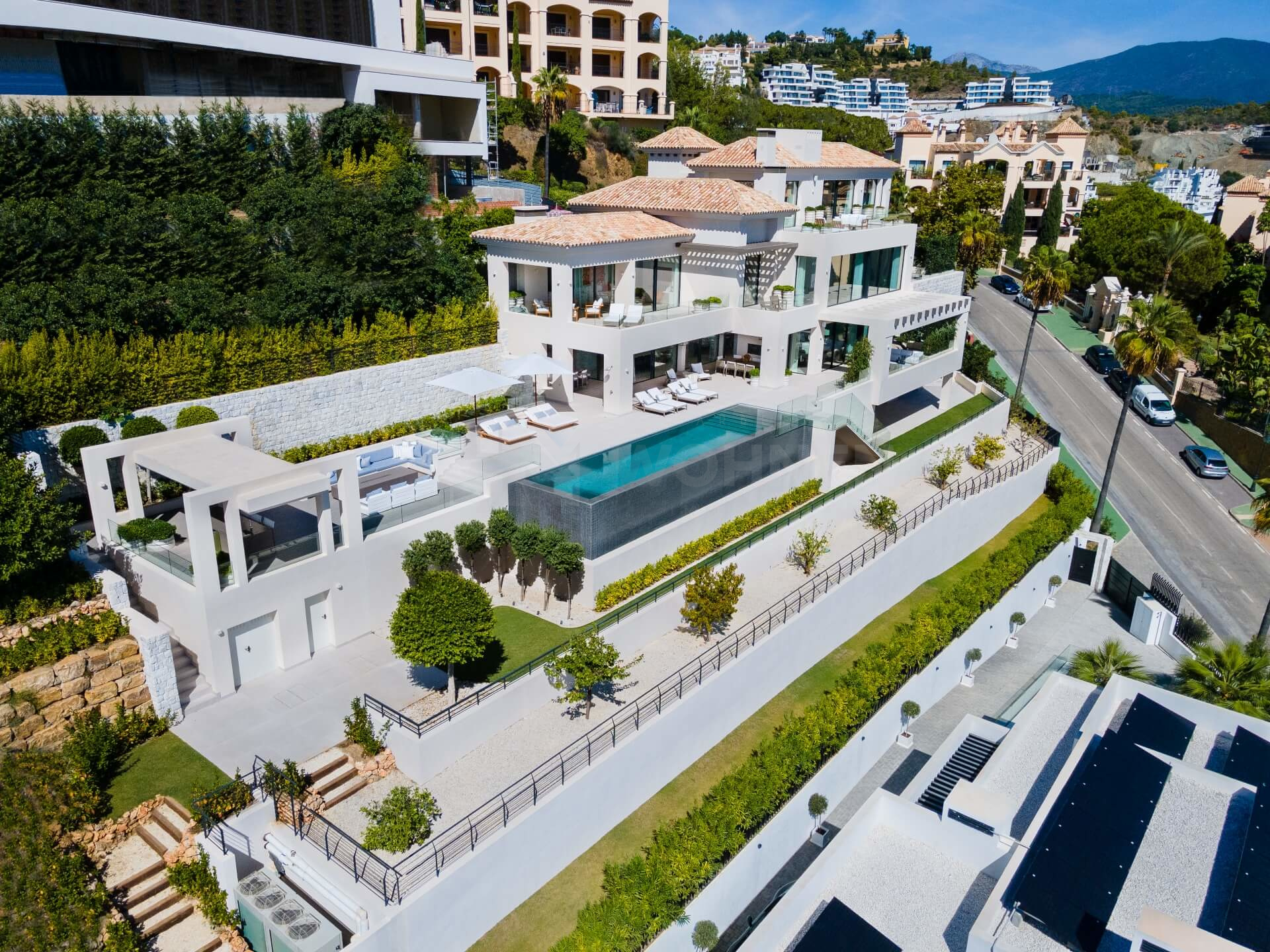 Lujosa villa contemporánea con vistas panorámicas al mar en El Herrojo Marbella