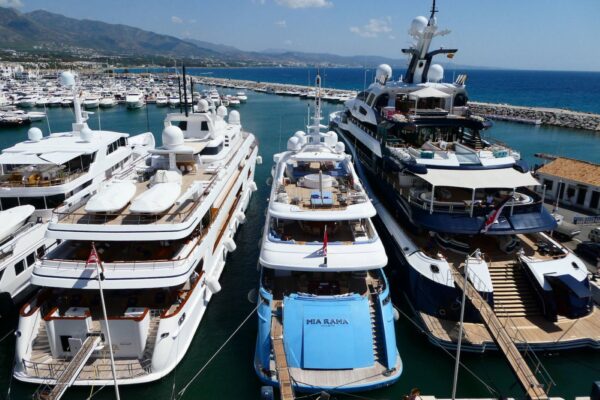 (English) MARBELLA – The most luxurious yachts in the world ends the summer season in Puerto Banús – Marbella