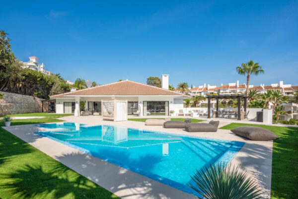 INMOBILIARIA – MARBELLA – Propiedad del mes de octubre de 2021 – Una excepcional villa de lujo nueva a poca distancia del puerto de Puerto Banús – Marbella