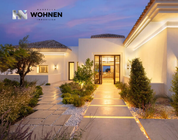 INMOBILIARIA – MARBELLA WOHNEN – Propiedad del mes de febrero de 2024 – Moderna casa señorial situada en un parque privado en el prestigioso complejo residencial Rocío de Nagüeles, en el corazón de la exclusiva Milla de Oro de Marbella