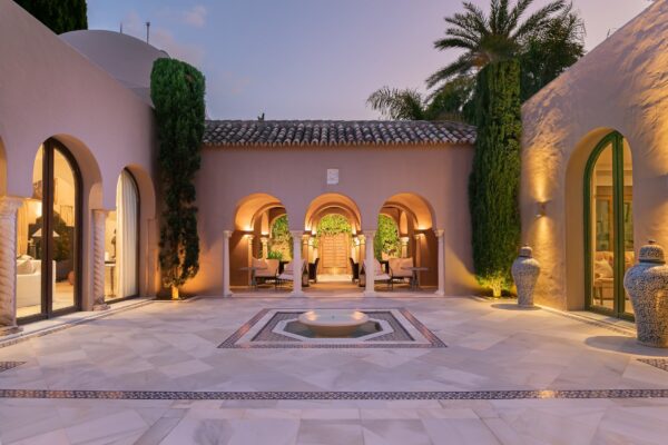 (English) REAL ESTATE – MARBELLA – Property of the month March 2021 – breathtaking mansion just 100 meters from the sea – Marbella