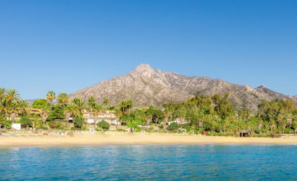 (English) REAL ESTATE – Discover the benefits of living in Marbella: by the sea